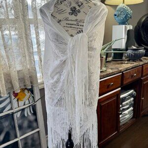 Elegant White Scarf with Intricate Lace and Flowing Fringe
